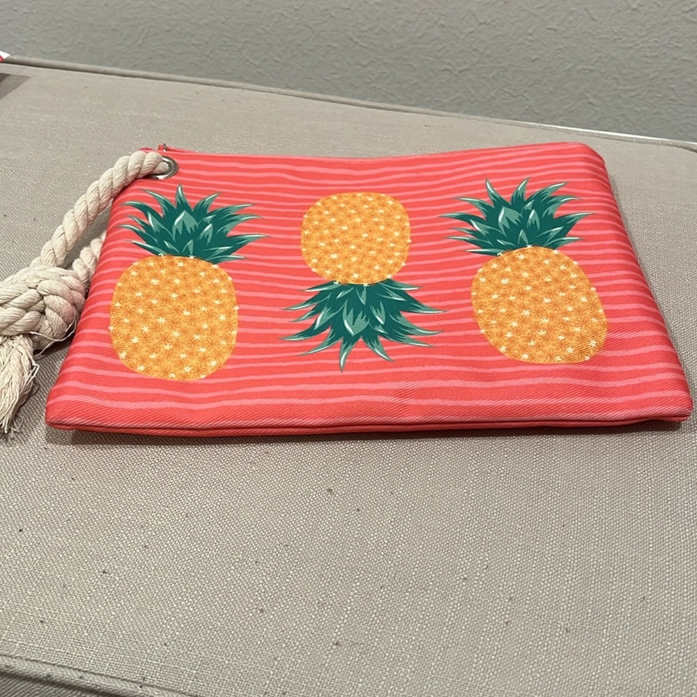 LOFT🍍🍍PINEAPPLE Wristlet Pouch - Picture 13 of 16